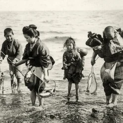 Moeders en kinderen aan het vissen, ca. 1900